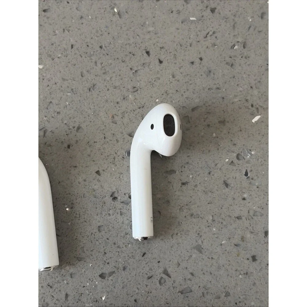 Apple AirPods 1st Generation Complete Set A1523 A1722 A1602 working